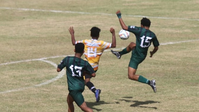 Pertandingan Papua Barat Daya melawan Papua Pegunungan di Stadion Wania Imipi, Mimika, Papua Tengah, Jumat (26/01/2024). Foto: Martha/ Papua60detik