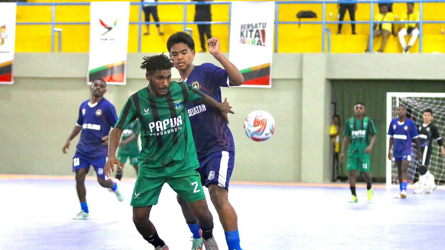 Pemain Futsal Papua Pegunungan saat berebut bola dengan pemain Papua Selatan. Foto: Joe Situmorang/Papua60Detik