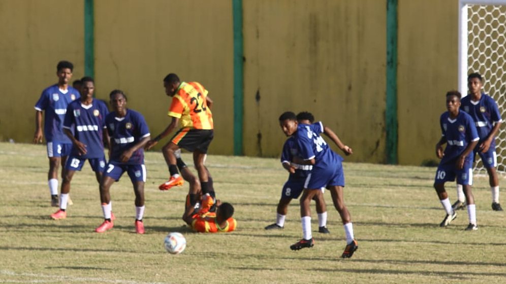 Tim putra Papua Selatan bertemu Papua Tengah dalam babak kualifikasi PON XXI Aceh-Sumatera Utara (Sumut) 2024 zona DOB Papua di Stadion Wania Imipi, Mimika, Papua Tengah, Jumat (26/1/2024). Foto: Febri/ Papua60detik