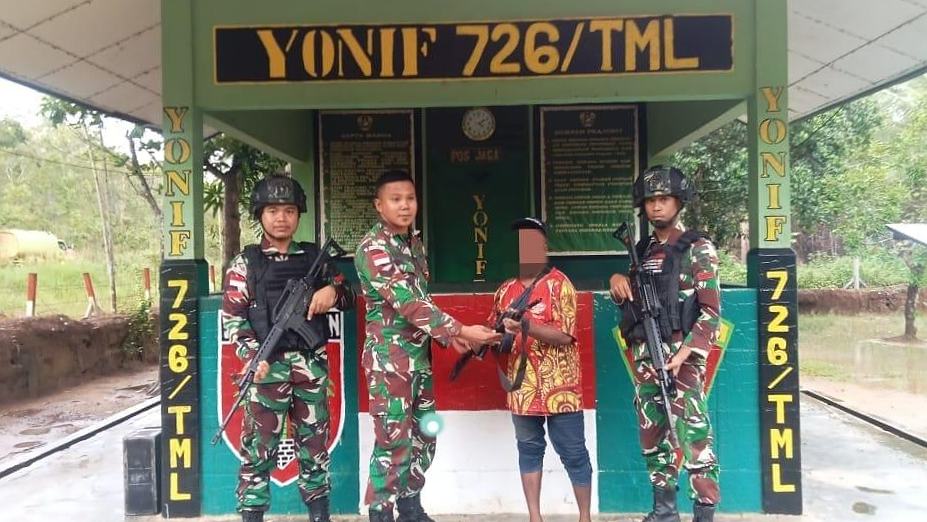 Penyerahan senjata kepada anggota Satgas Pamtas Yonif 726/Tml di Distrik Sota.Foto : Istimewa