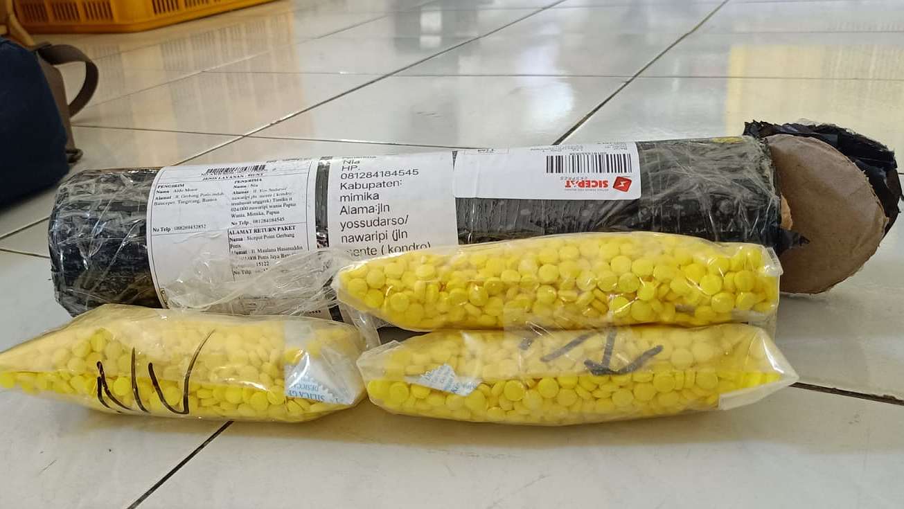 ambil-paket-obat-terlarang-wanita-ini-langsung-ditangkap-polisi