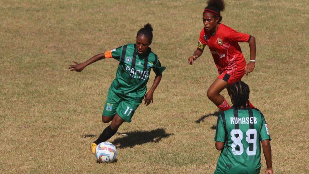 Tim sepakbola putri Papua Pegunungan melawan Papua Selatan di Stadion Wania Imipi, Mimika, Papua Tengah, Sabtu (27/1/2024). Foto: Eka/ Papua60detik