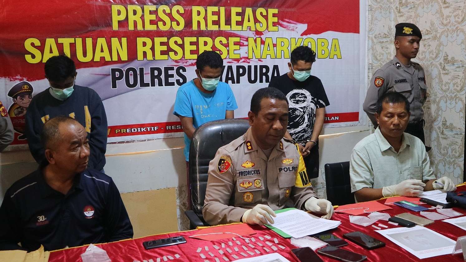 polisi-ringkus-tiga-orang-dan-sita-60-paket-sabu-sabu-asal-makassar