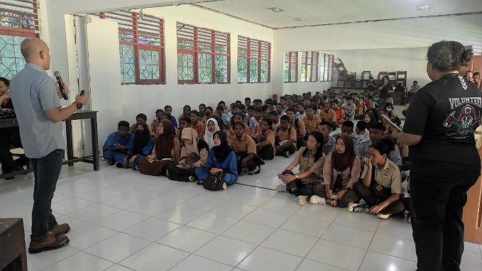 Ketua Panitia BK3N PTFI area dataran rendah, Handanawirya Narottama menyampaikan materi ke siswa SMK Negeri 1 Mimika. Foto: Corcom PTFI