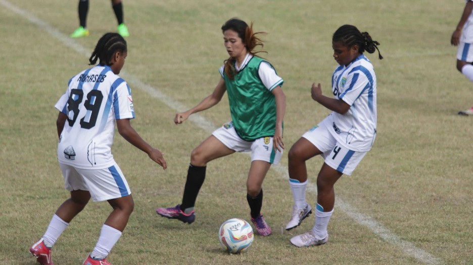 taklukkan-papua-tengah-4-2-sepak-bola-putri-papua-pegunungan-melaju-ke-pon-xxi