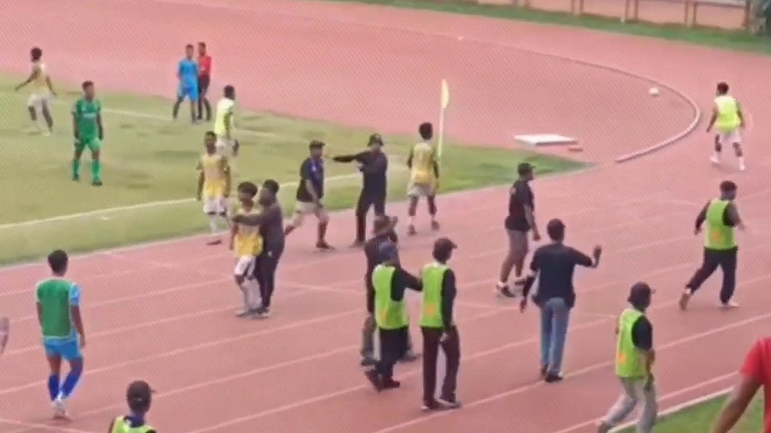 laga-soeratin-cup-persikopa-vs-persemi-mimika-berakhir-ricuh