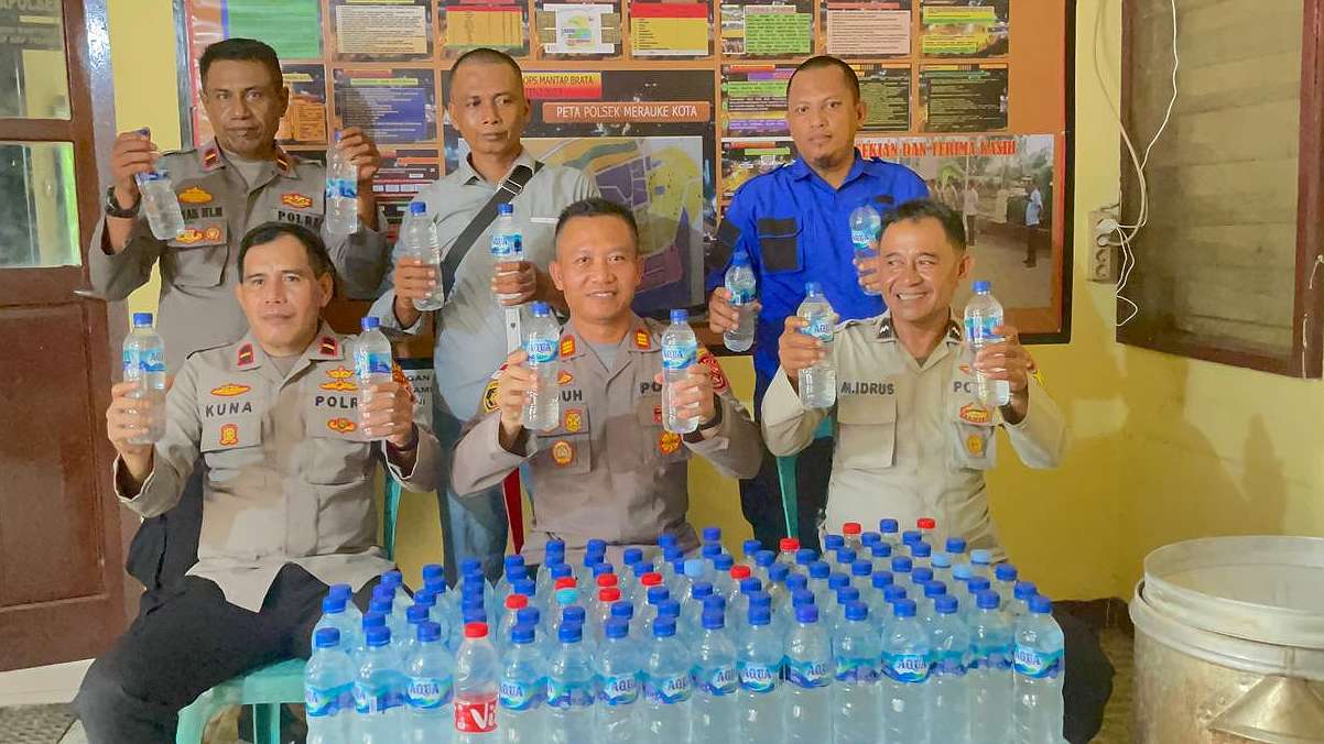 polsek-merauke-kota-sita-ratusan-botol-sopi-pelaku-kabur