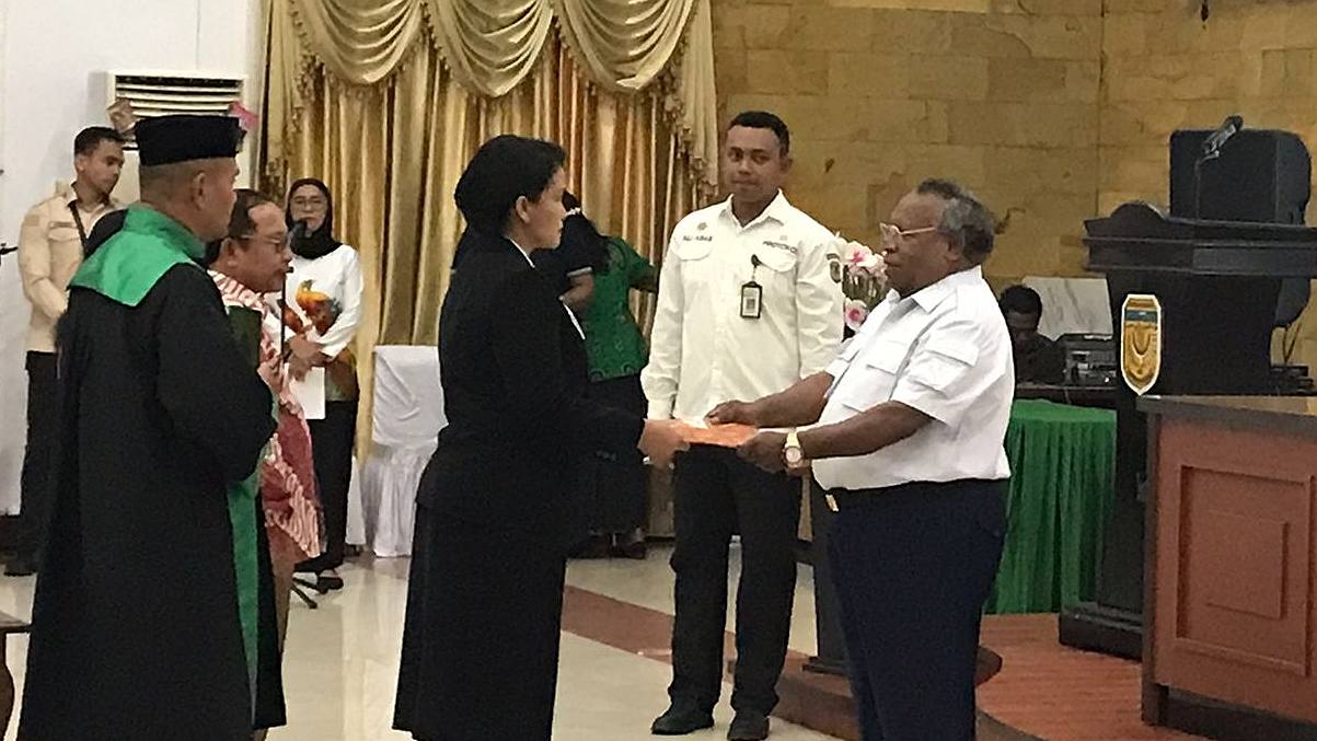 bupati-omaleng-lantik-ida-wahyuni-sebagai-pj-sekda-mimika