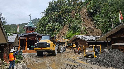 freeport-bersihkan-dampak-longsor-gereja-banti-2-kembali-aktif