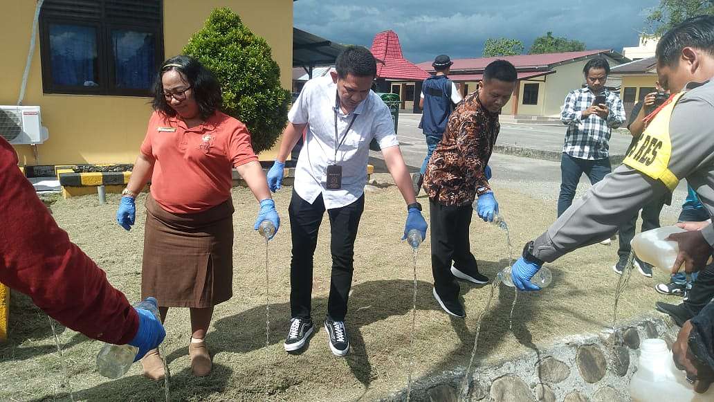 polres-mimika-musnahkan-2301-liter-sopi-nilainya-ditaksir-rp200-juta