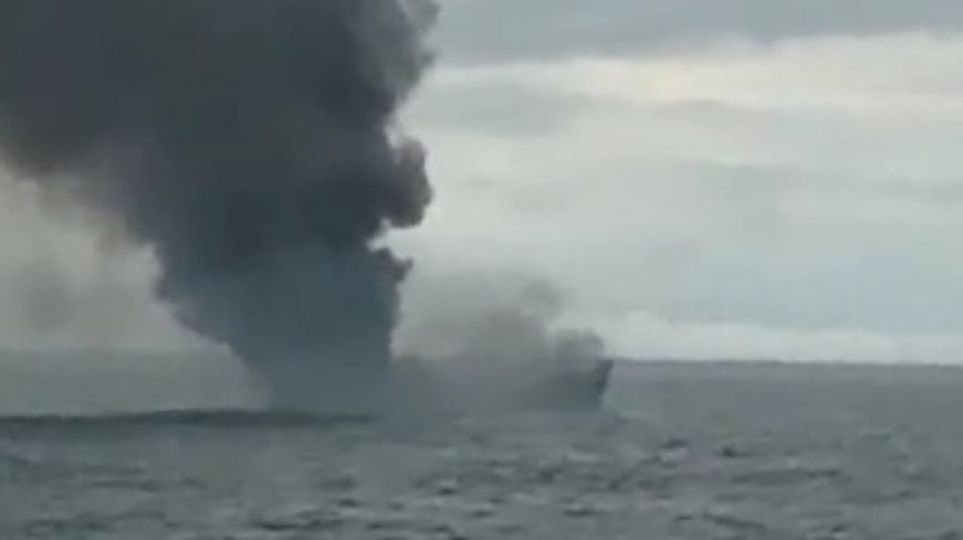 kapal-pencari-ikan-terbakar-usai-tersambar-petir-di-perairan-amar