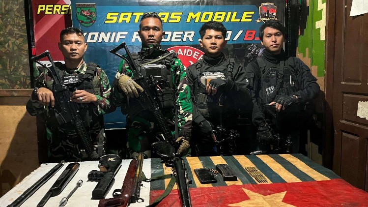 tni-polri-lumpuhkan-tiga-anggota-tpnpb-di-puncak