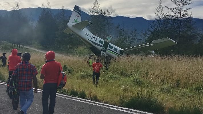 terbang-dari-timika-pesawat-smart-air-tergelincir-di-bandara-aminggaru-puncak