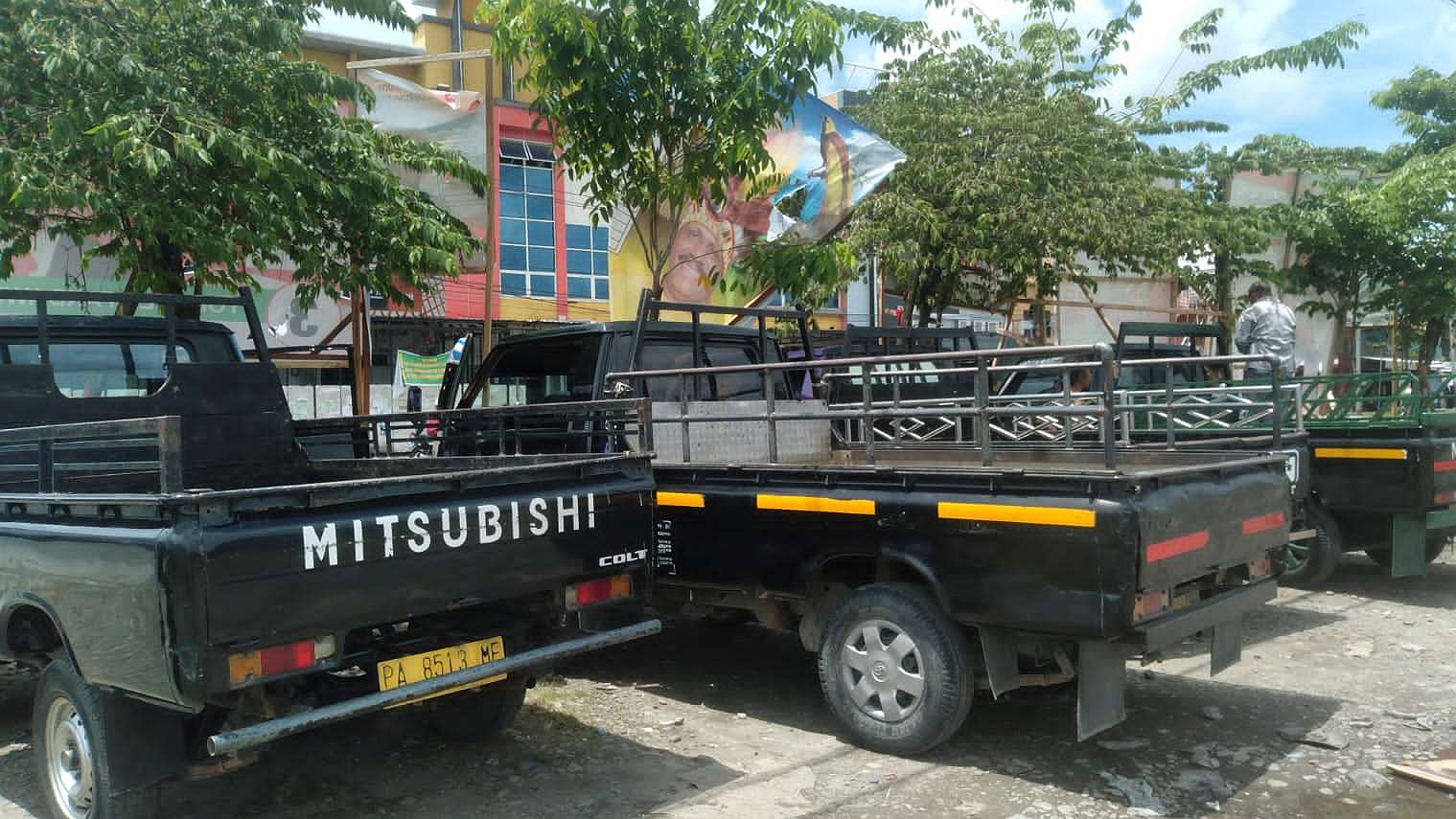 Pikap berjajar rapi menunggu penyewa di Pangkalan Pasar Lama Timika. Foto: Martha/ Papua60detik