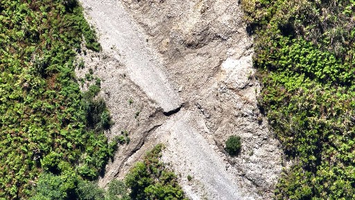 Jalan Trans Sugapa - Titigi yang terputus usai digali. Foto: Istimewa