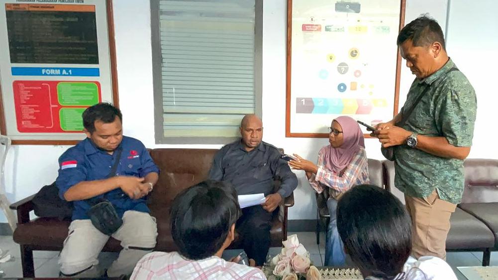 Ketua Bawaslu Kabupaten Merauke Agustinus Mahuze saat menyampaikan keterangan kepada wartawan. Foto: Ami/ Papua60detik
