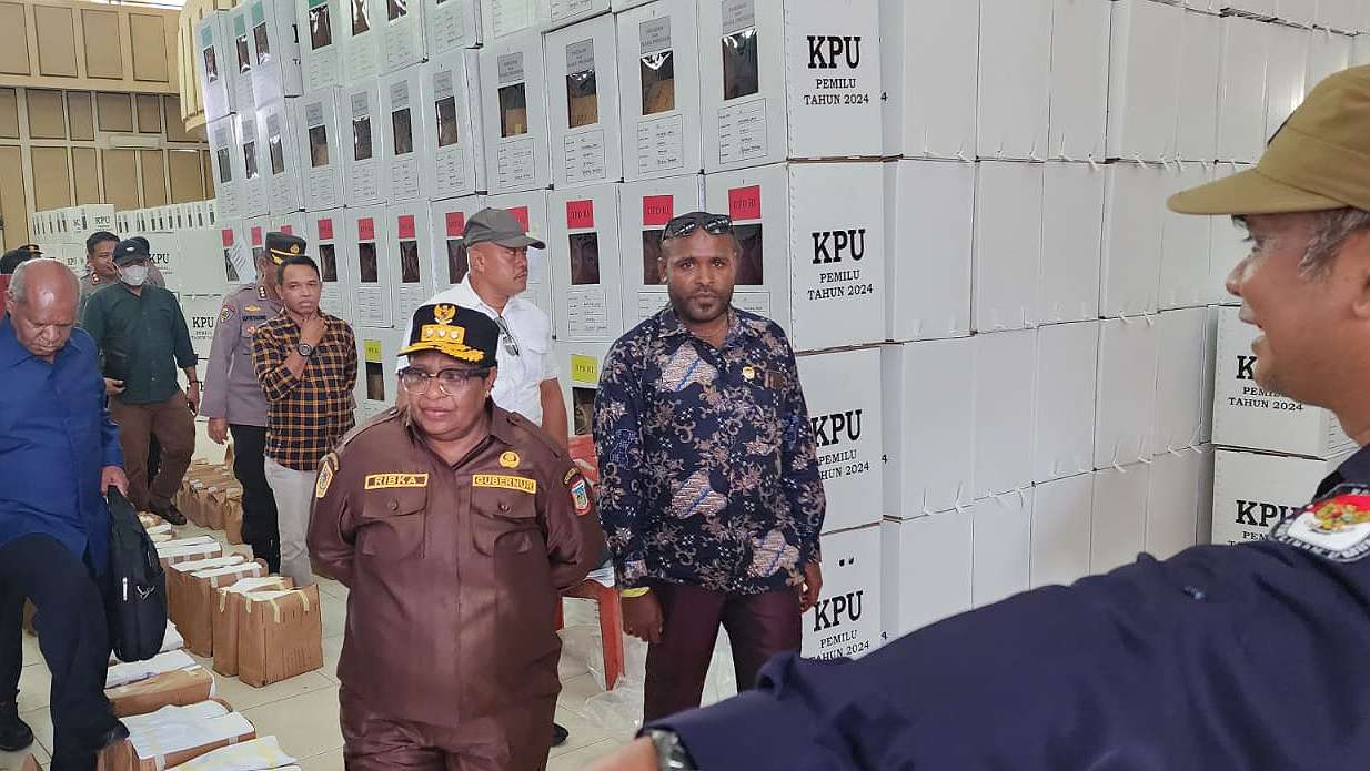 Penjabat (Pj) Gubernur Papua Tengah, Ribka Haluk meninjau kesiapan logistik Pemilu di Kabupaten Mimika, Selasa (6/2/2024).. Foto: Istimewa