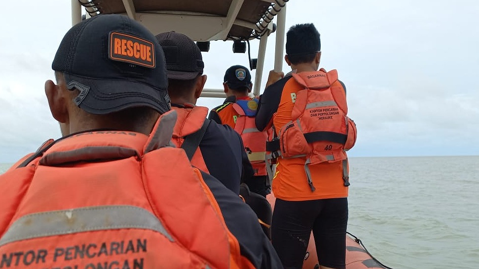 dilaporkan-hilang-di-perairan-wamal-penumpang-speed-boat-ditemukan-sudah-lemas