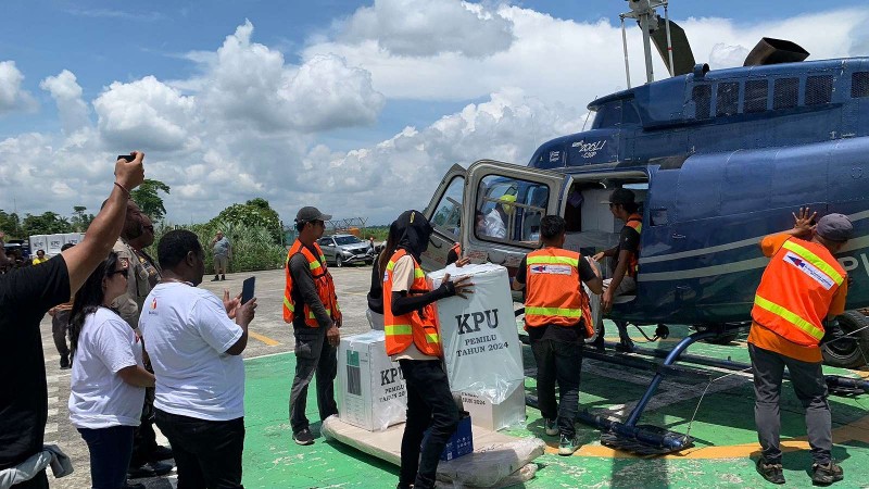 kpu-mimika-mulai-distribusi-logistik-ke-daerah-rawan