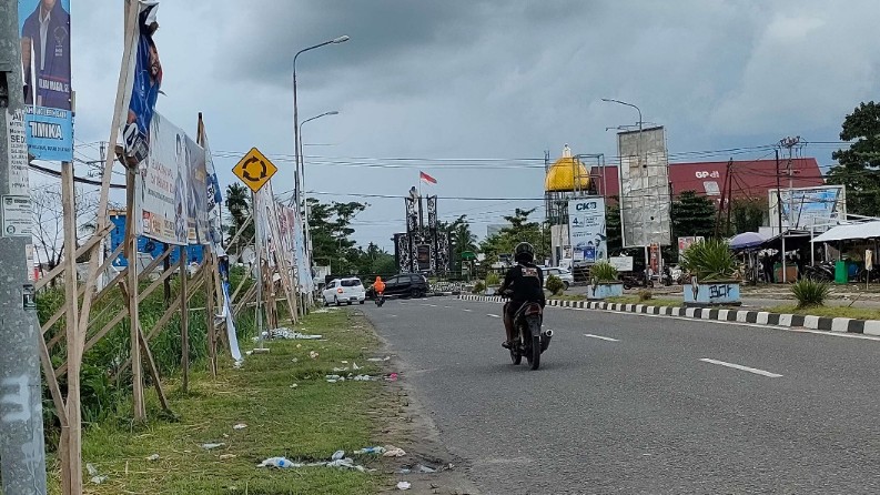 masa-tenang-alat-peraga-kampanye-masih-bertebaran-di-kota-timika