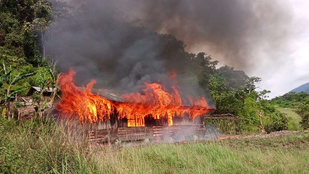 kantor-distrik-bayabiru-dibakar-massa-dipicu-soal-pemilu