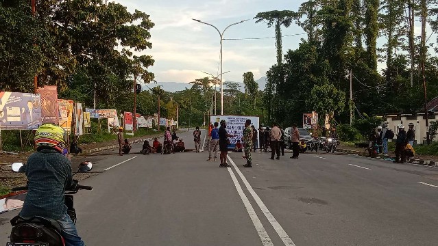 masyarakat-demo-tuntut-transparansi-titik-tps-di-distrik-kuala-kencana