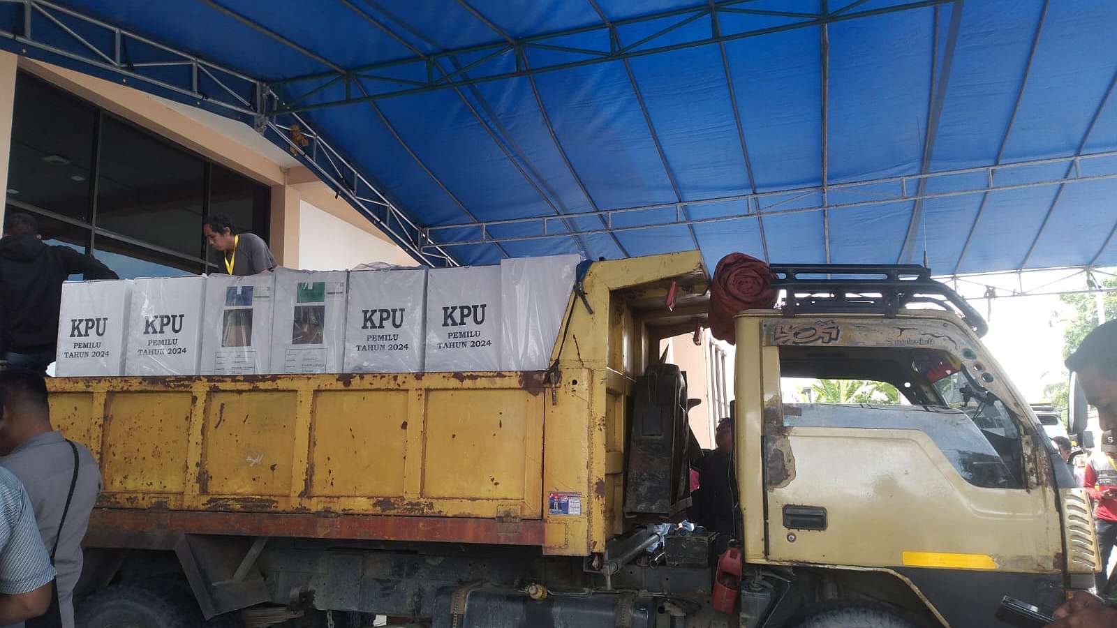hari-ini-kpu-mimika-distribusi-logistik-pemilu-di-wilayah-kota
