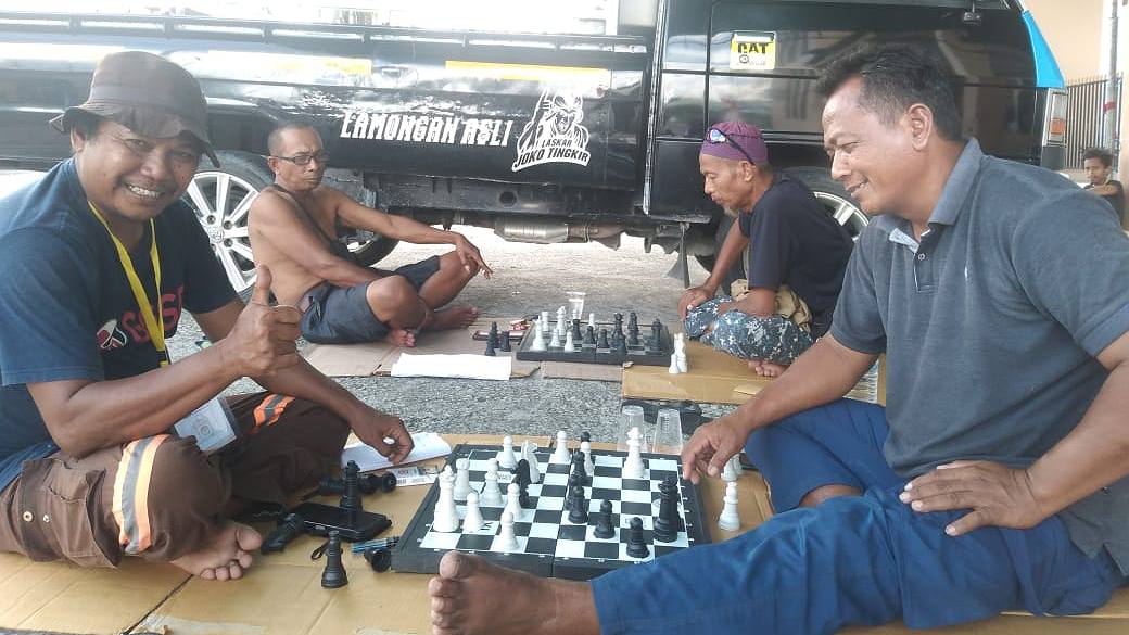 jadi-saksi-permainan-politik-bapak-bapak-sopir-pengangkut-logistik-pemilu