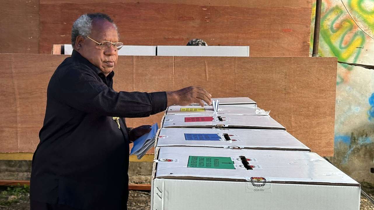 bupati-omaleng-jadi-pencoblos-pertama-di-tps-19-kelurahan-timika-jaya
