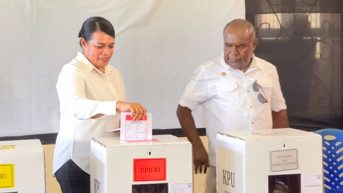 Bupati Merauke Romanus Mbaraka  didampingi istri Nyonya Imelda Carolin Mbaraka melakukan pencoblosan di TPS 20, Rabu (14/2/2024). Foto: Ami/Papua60detik