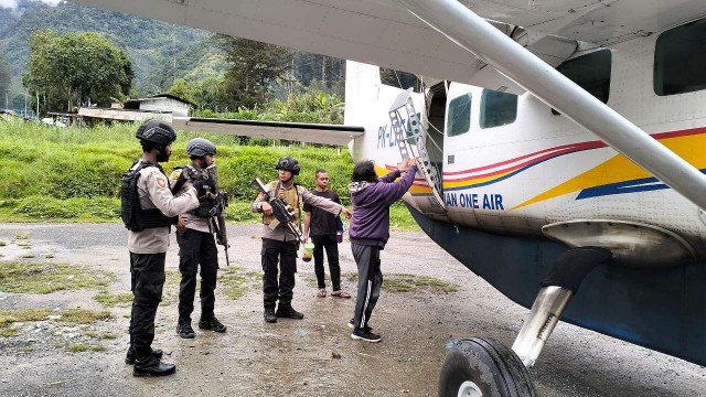 hendak-mendarat-pesawat-asia-one-air-ditembak-otk-di-beoga-puncak