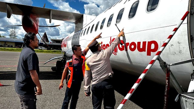 pesawat-wings-air-ditembak-di-bandara-nop-goliat-dekai