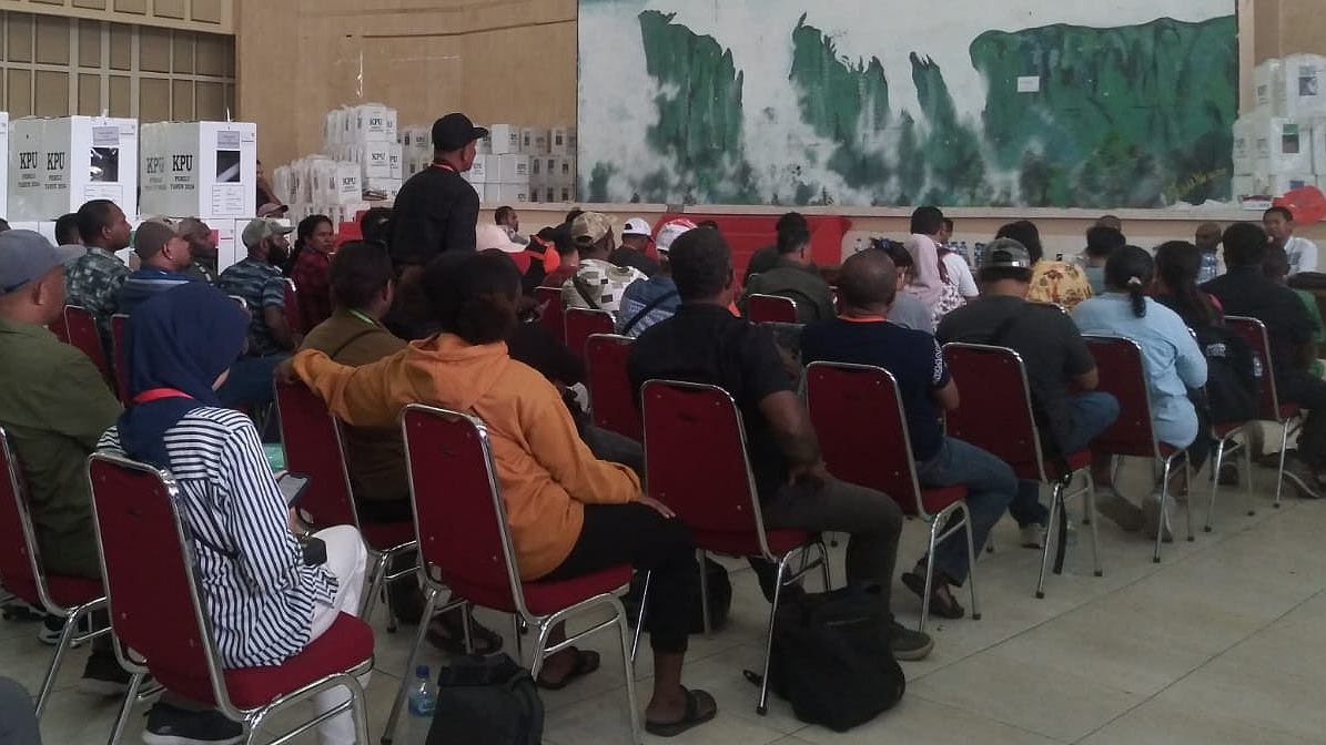 pleno-rekapitulasi-suara-pemilu-distrik-miru-dibuka