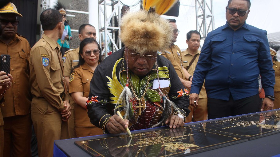 bupati-omaleng-resmikan-11-kantor-baru-pemkab-mimika