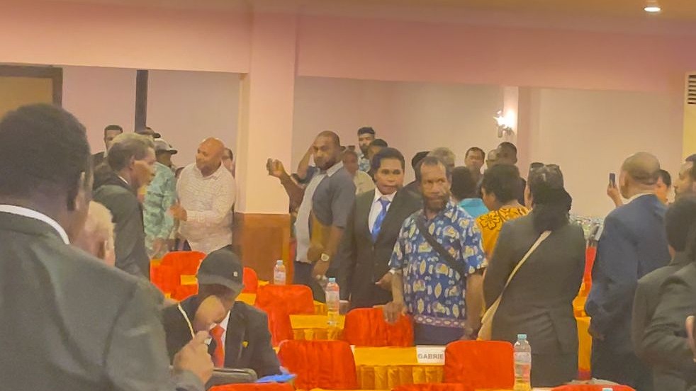 Situasi tegang dalam rapat pleno dewan kehormatan MRP Papua Selatan di aula Hotel Itece Merauke, Kamis (22/2/2024). Foto: Ami/ Papua60detik