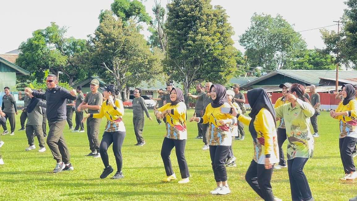 jaga-kebugaran-prajurit-dan-anggota-persit-kodim-merauke-olahraga-bersama
