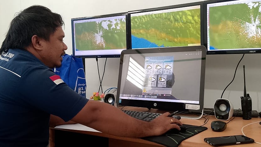 Forecaster BMKG Timika, William Titahena menjelaskan hujan lokal. Foto: Martha/ Papua60detik