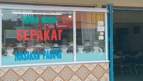 Rumah makan Padang bernama "Sepakat" yang beralamat di Jalan Yos Sudarso, Timika Papua. Foto: Martha/ Papua60detik