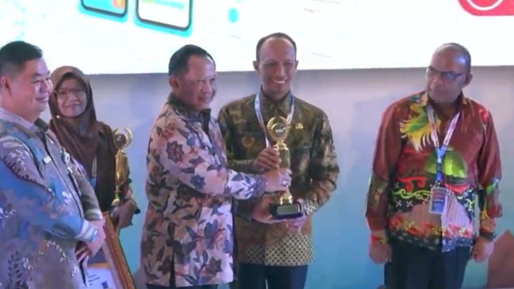 dukcapil-mimika-raih-penghargaan-aktivasi-lkd-tertinggi-di-wilayah-timur-lndonesia