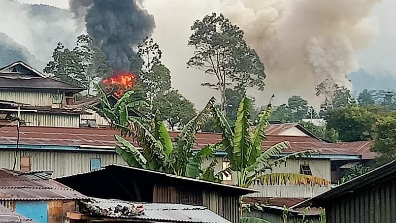 Tampak rumah yang terbakar akibat bentrok antar massa pendukung Caleg di Kampung Wuyukwi Distrik Mulia Kabupaten Puncak Jaya, Selasa (27/02/2024). Foto: Humas Polda Papua
