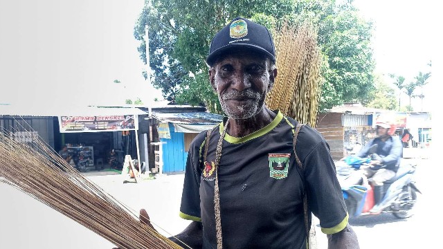 damatus-mawiyuta-dari-atuka-jualan-sapu-lidi-di-kota-timika