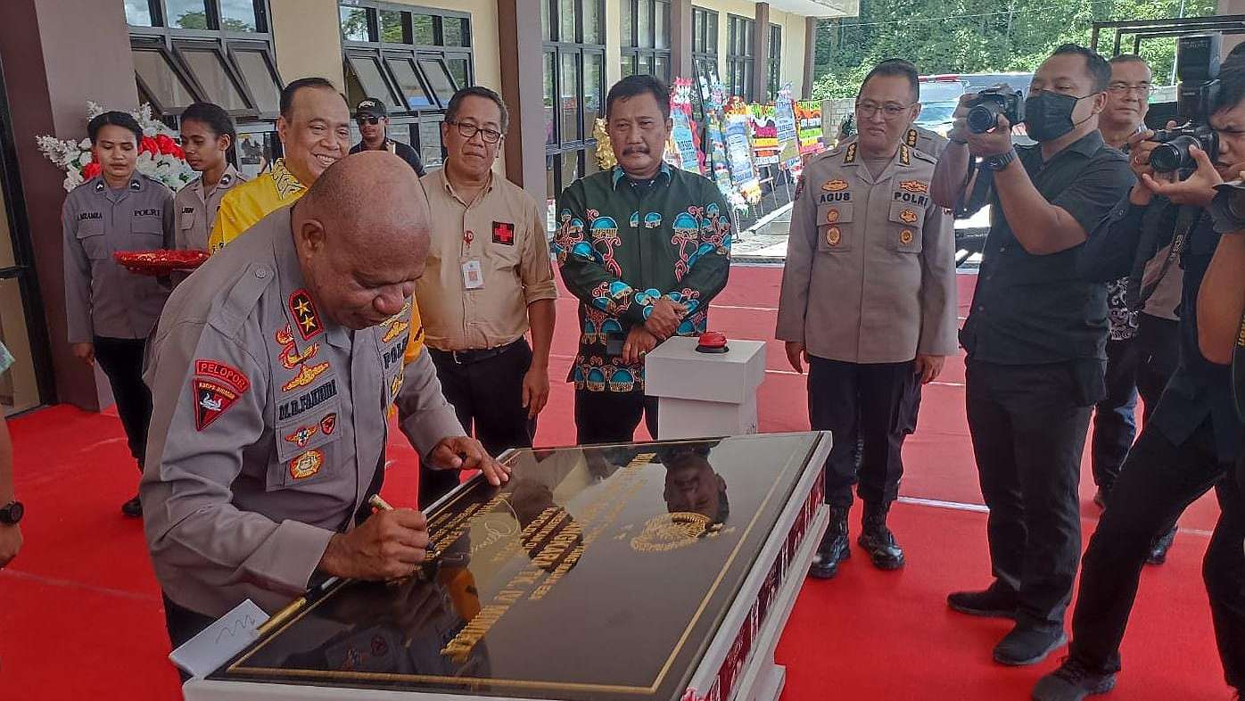 resmikan-rs-bhayangkara-di-mimika-kapolda-beri-nama-dira-cartenz