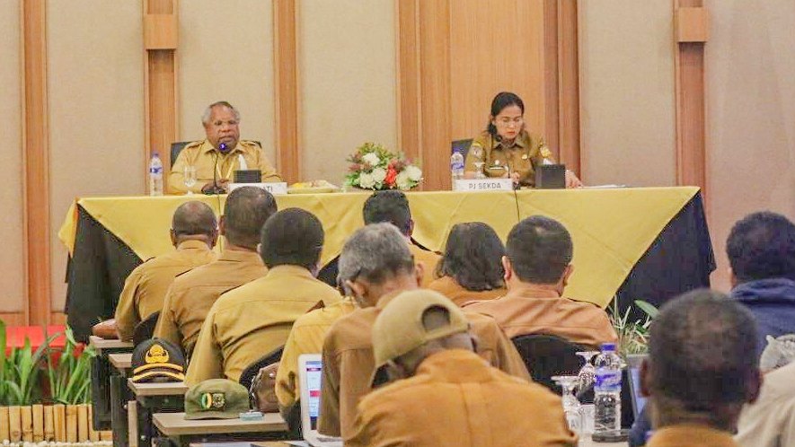 rapat-apbd-2024-bupati-omaleng-minta-kepala-opd-yang-tak-mampu-kerja-segera-mundur