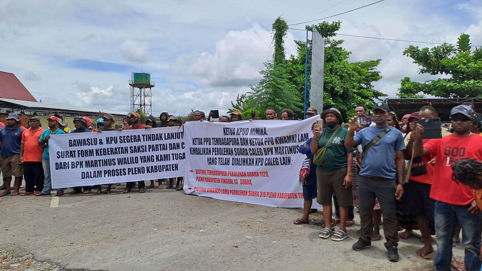 massa-pendukung-caleg-martinus-walilo-unjuk-rasa-desak-kembalikan-suara-hilang