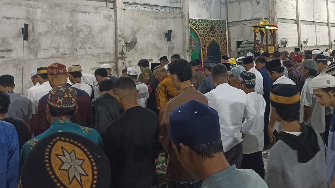 diguyur-hujan-umat-muslim-timika-tetap-antusias-salat-tarawih-perdana