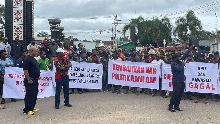 ribuan-masyarakat-oap-unjuk-rasa-desak-penuntasan-kasus-politik-uang