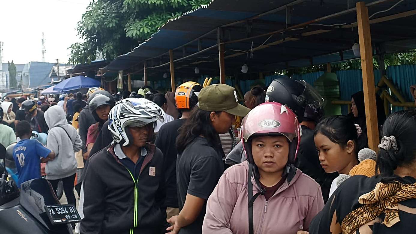 Warga berburu takjil puasa pertama di depan Masjid Babussalam, Selasa (12/3/2024). . Foto: Eka/Papua60detik