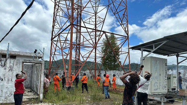 evakuasi-pelaku-bunuh-diri-anggota-basarnas-jayapura-jatuh-meninggal