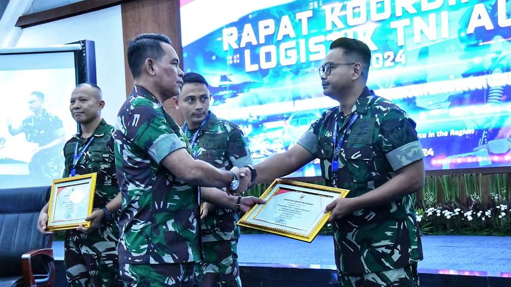 lanud-yohanis-kapiyau-timika-terima-penghargaan-karena-berhemat-energi-listrik