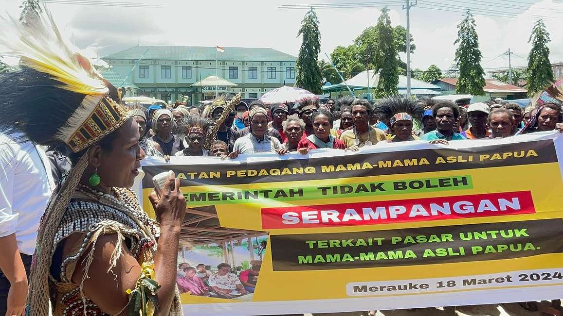 mama-papua-di-merauke-demonstrasi-tolak-pindah-jualan-ke-pasar-blorep